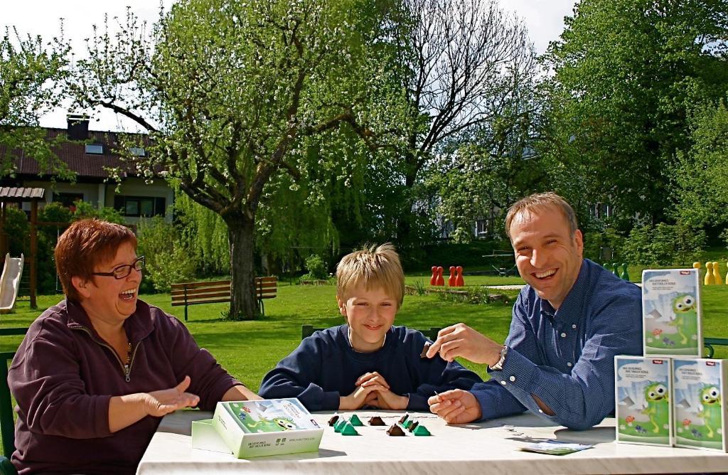 Nikolsdorf Spiele- Und Buchhotel Tschitscher מראה חיצוני תמונה