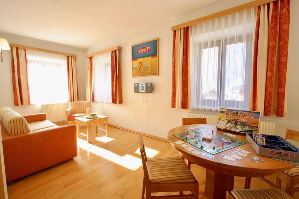 Nikolsdorf Spiele- Und Buchhotel Tschitscher מראה חיצוני תמונה